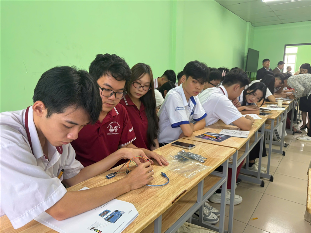 Trường THCS-THPT Bắc Sơn đón đoàn sinh viên Universiti Teknologi Malaysia (UTM) giao lưu học thuật - văn hoá trong chương trình REACH - Vietnam 2025