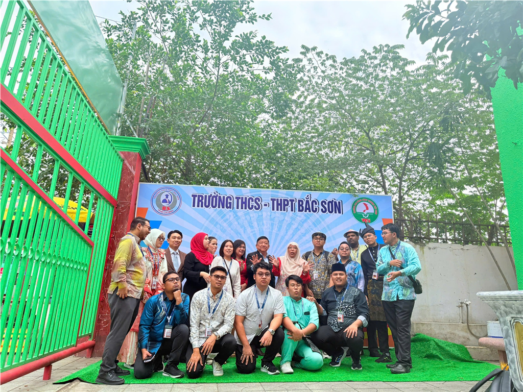 Trường THCS-THPT Bắc Sơn đón đoàn sinh viên Universiti Teknologi Malaysia (UTM) giao lưu học thuật - văn hoá trong chương trình REACH - Vietnam 2025