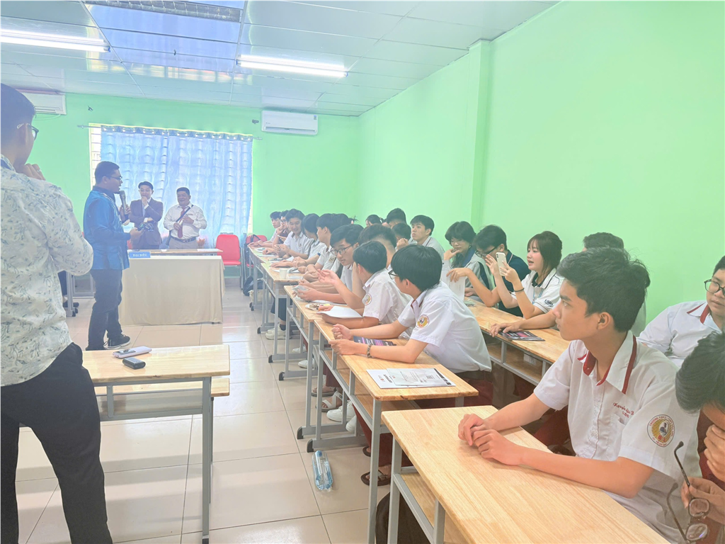 Trường THCS-THPT Bắc Sơn đón đoàn sinh viên Universiti Teknologi Malaysia (UTM) giao lưu học thuật - văn hoá trong chương trình REACH - Vietnam 2025