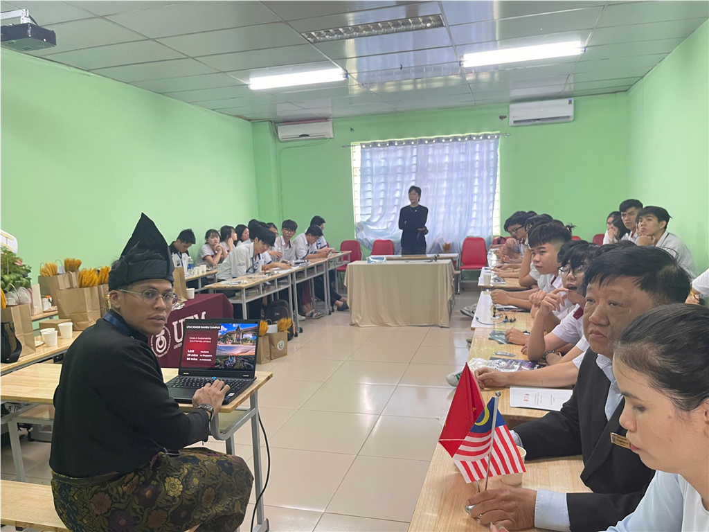 Trường THCS-THPT Bắc Sơn đón đoàn sinh viên Universiti Teknologi Malaysia (UTM) giao lưu học thuật - văn hoá trong chương trình REACH - Vietnam 2025