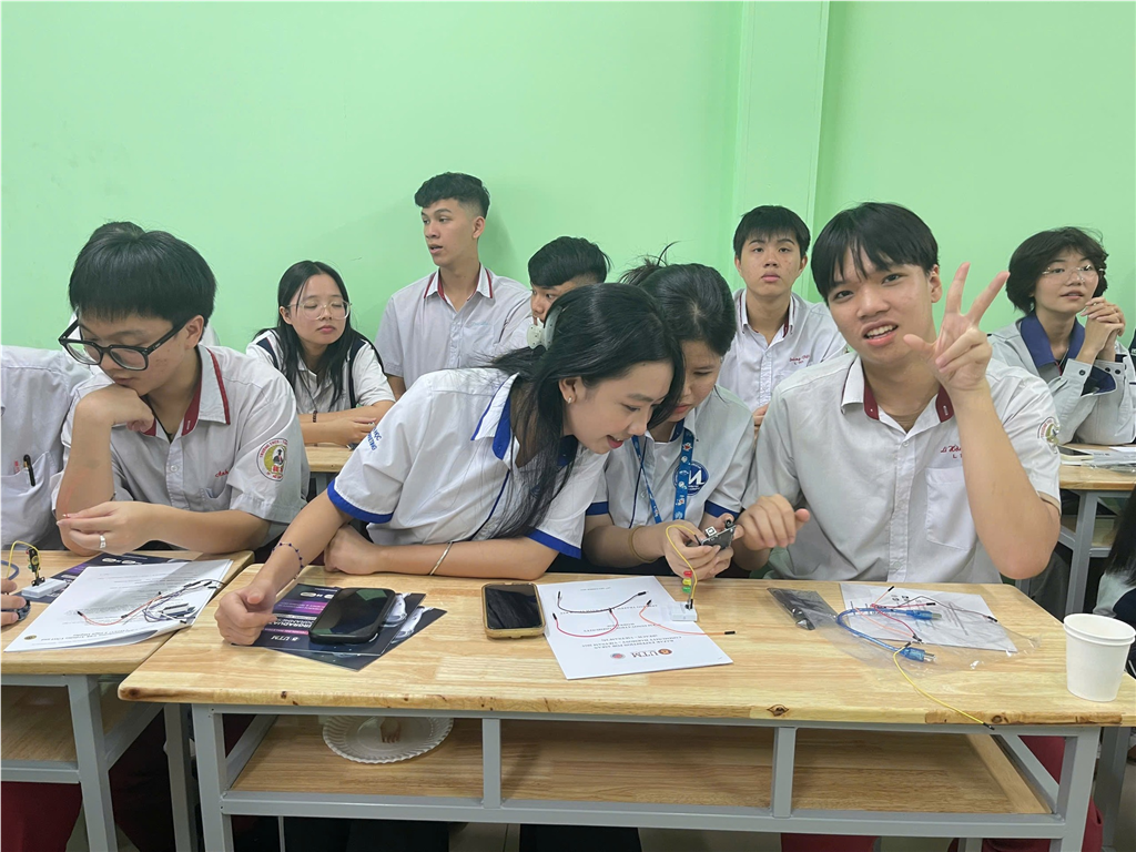 Trường THCS-THPT Bắc Sơn đón đoàn sinh viên Universiti Teknologi Malaysia (UTM) giao lưu học thuật - văn hoá trong chương trình REACH - Vietnam 2025